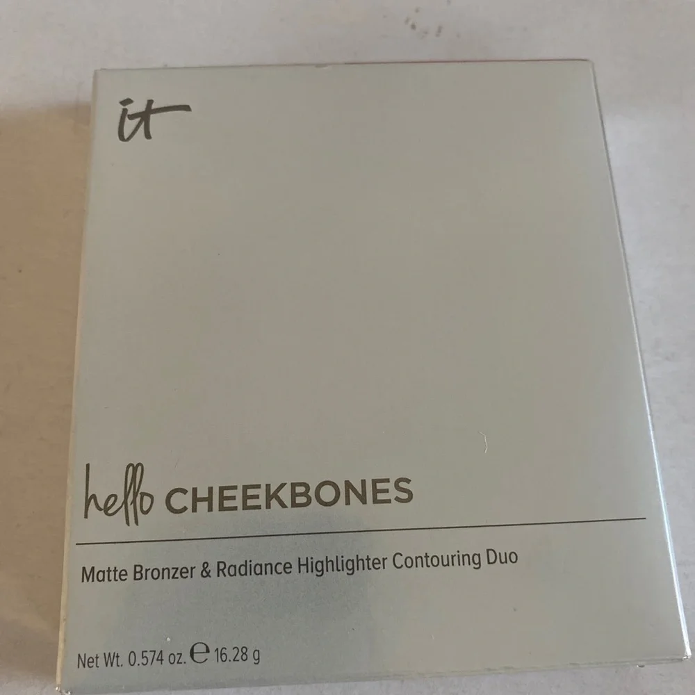 IT COSMETICS Hello Cheekbones Bronzer Highlighter & Heavenly Brush #19 $83